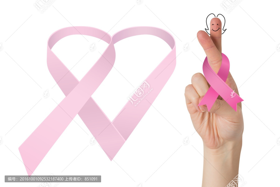 粉紅色乳腺癌意識絲帶和交叉手指