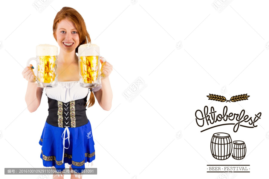 拿著啤酒的女人