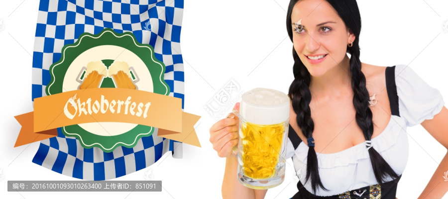 漂亮的女孩拿著啤酒