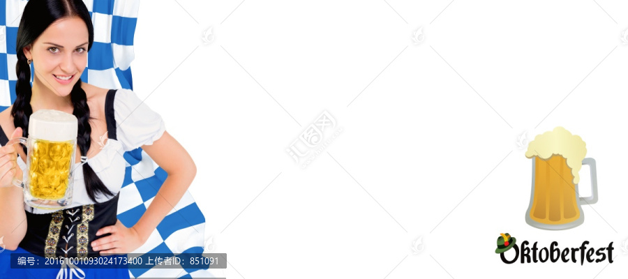 漂亮的女孩拿著啤酒