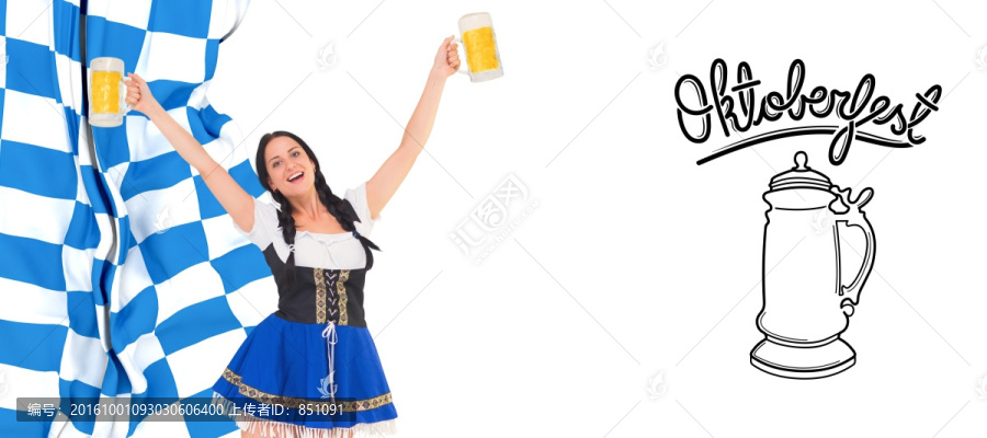 漂亮女孩拿著啤酒