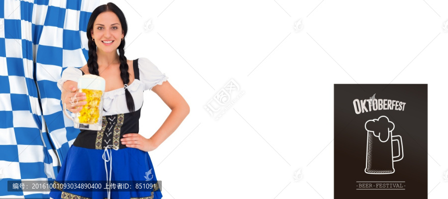 漂亮女孩拿著啤酒