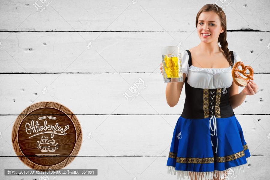 啤酒节的女孩拿着啤酒