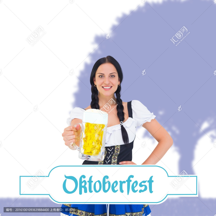 漂亮的女孩拿著啤酒