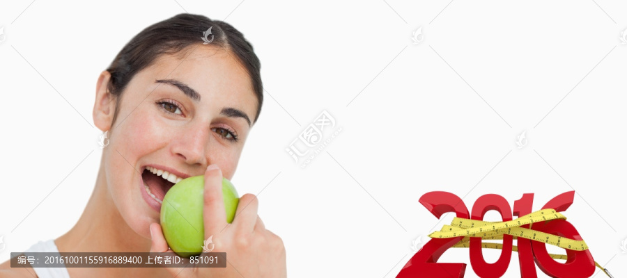 在吃苹果的女人