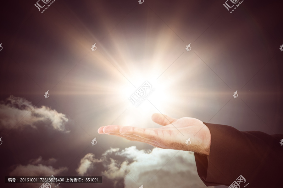 商人手里拿著一只手