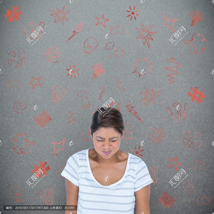 憤怒的女人閉上眼睛