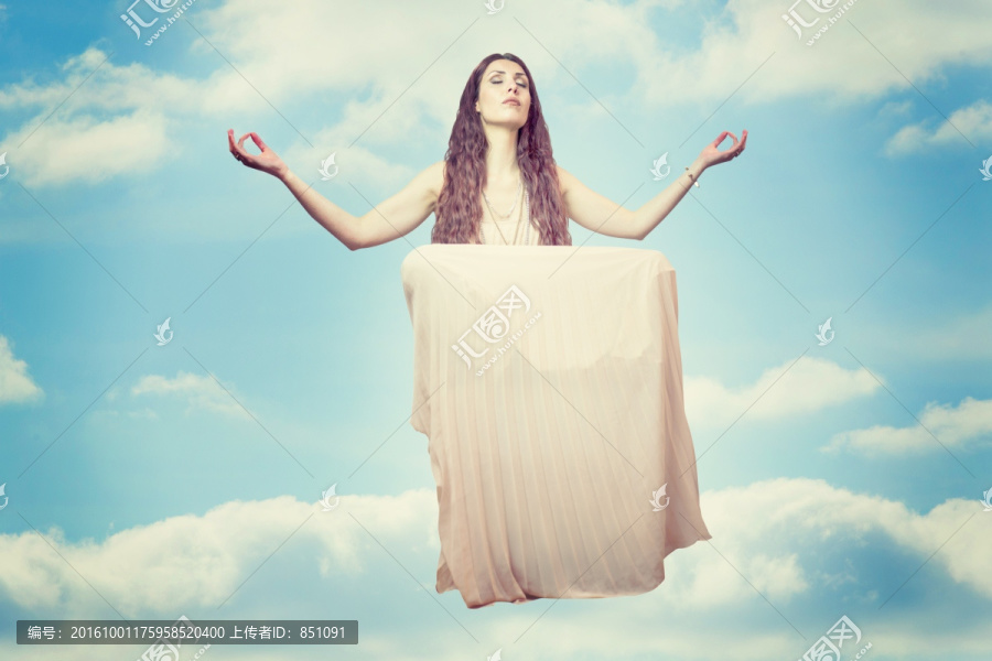 女人浮閉著眼睛