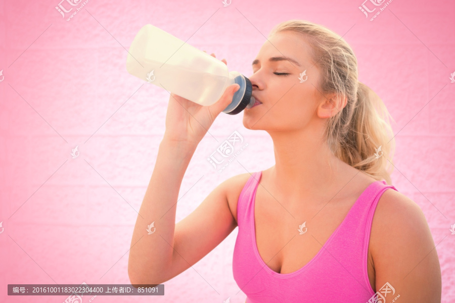 在喝水的女人