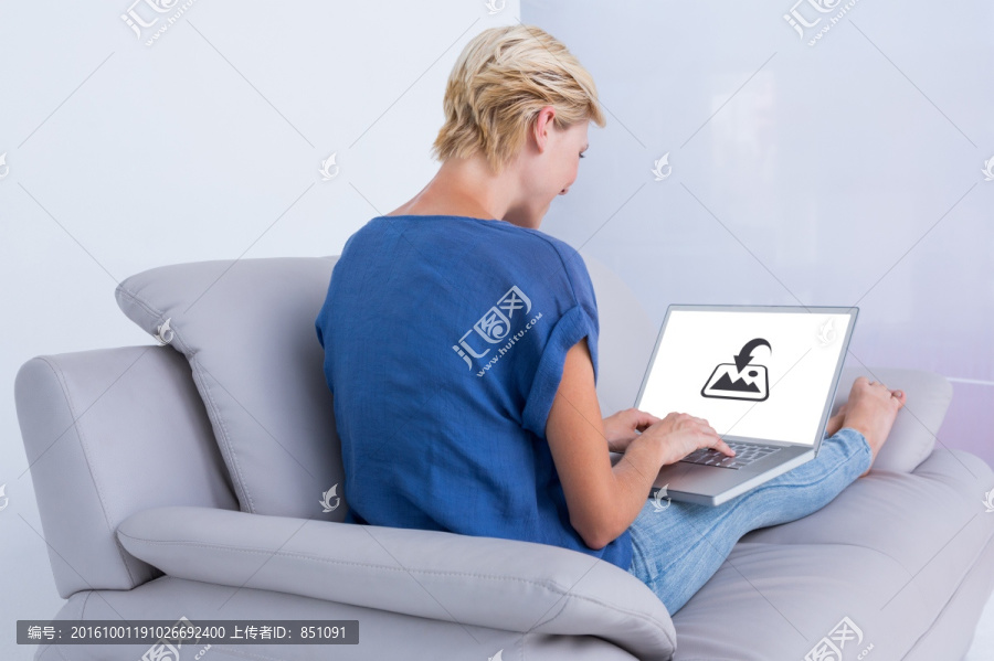 金發(fā)女子在沙發(fā)上
