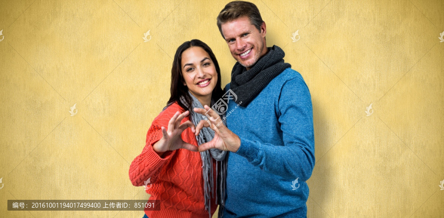 微笑著做著愛心手勢的夫婦
