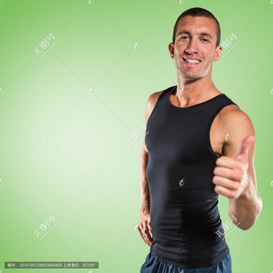 微笑著豎起大拇指的男人