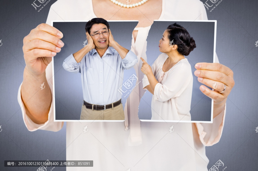 女人拿著照片的復(fù)合形象