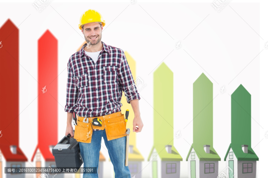 微笑著拿著工具箱的男人
