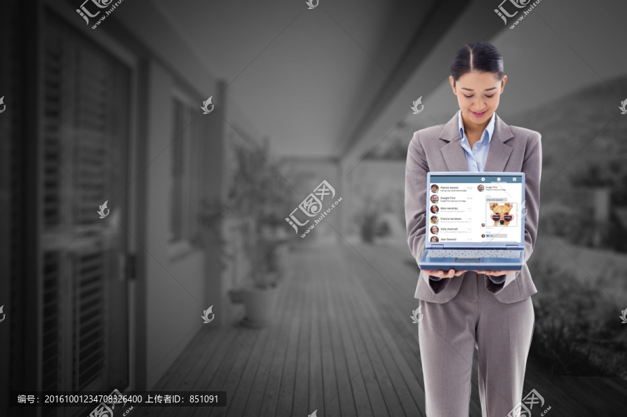 女人拿著筆記本電腦的復(fù)合形象