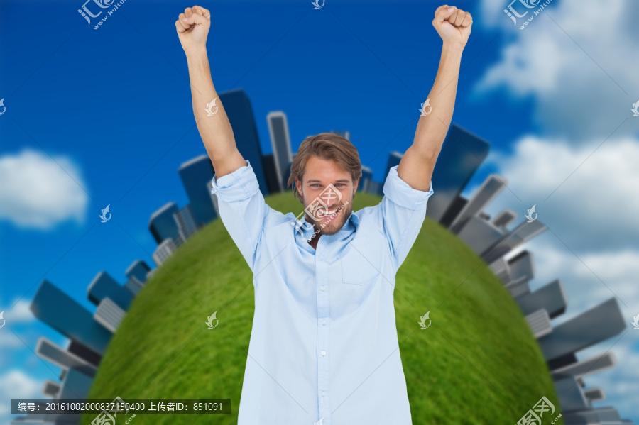 男人高舉著雙手微笑的復合形象