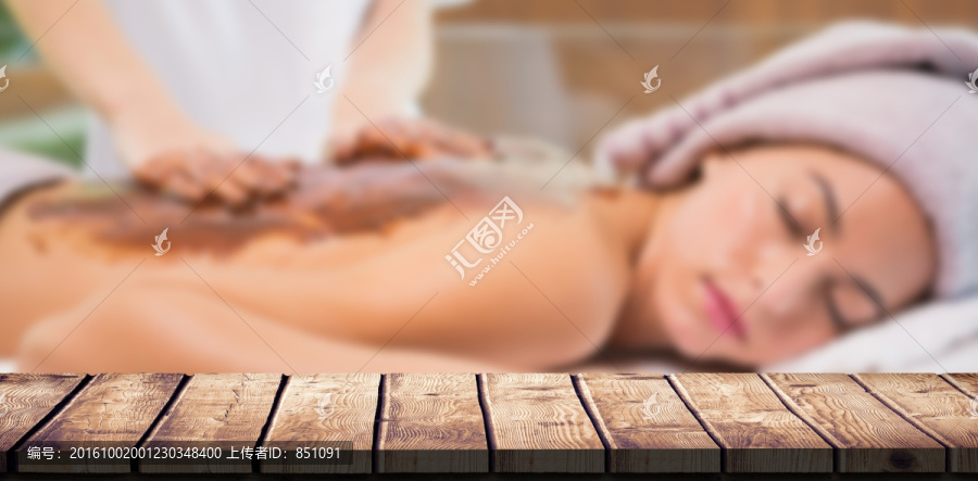 在享受背部按摩的女人