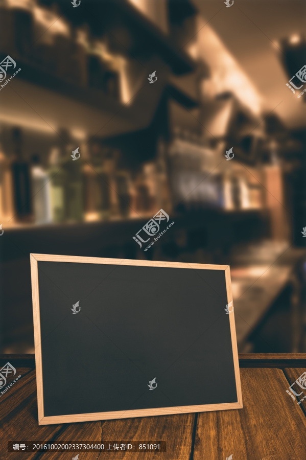 酒吧里的一架黑板