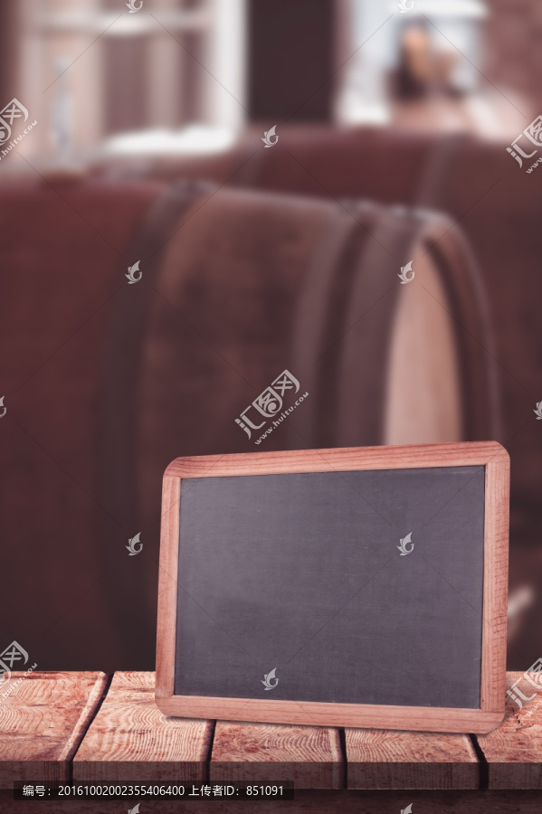 酒吧里的一架黑板