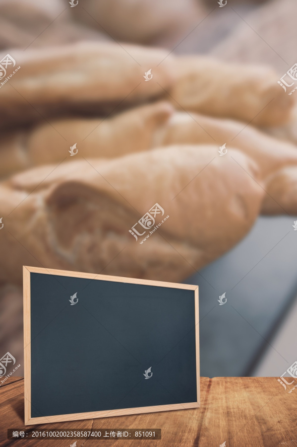 酒吧里的一架黑板