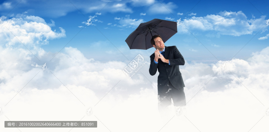 男人撐著傘的復(fù)合形象