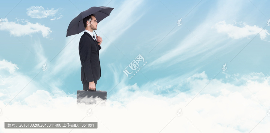男人撐著傘的復(fù)合形象