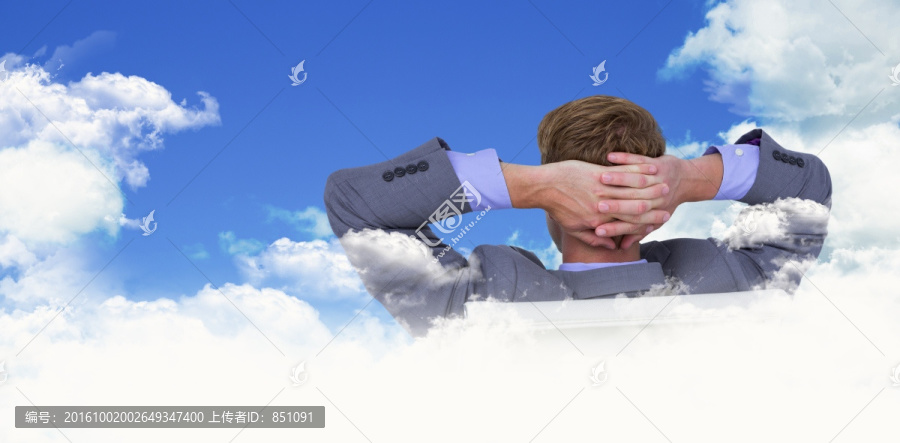 男人背對著鏡頭的復合形象