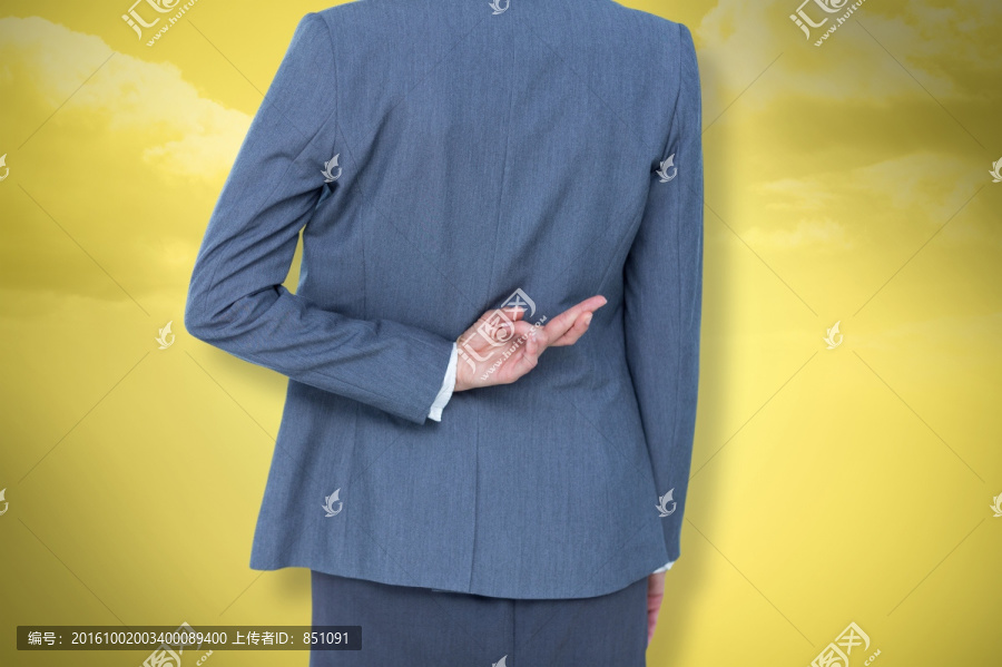 手指交叉在背后的商人