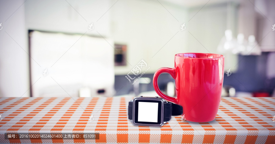 厨房桌上的手表和咖啡