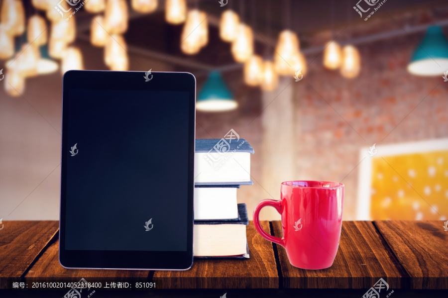 平板电脑和咖啡