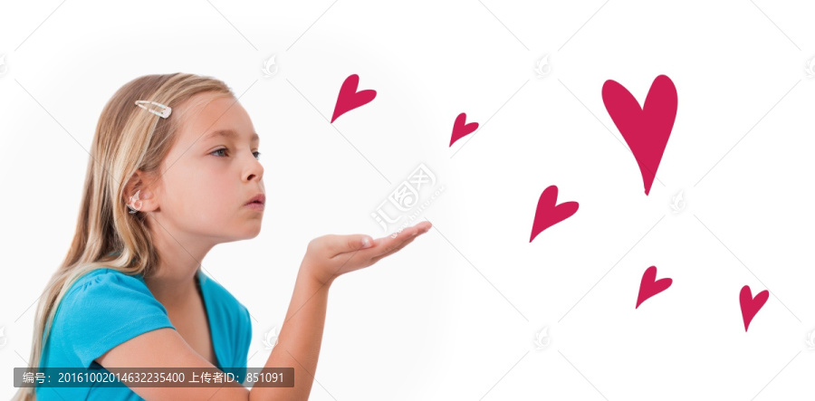 一個孩子吹一個吻