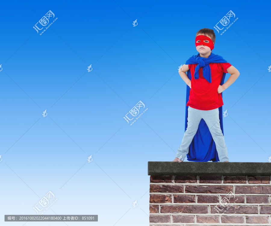 戴面具的男孩假裝英雄