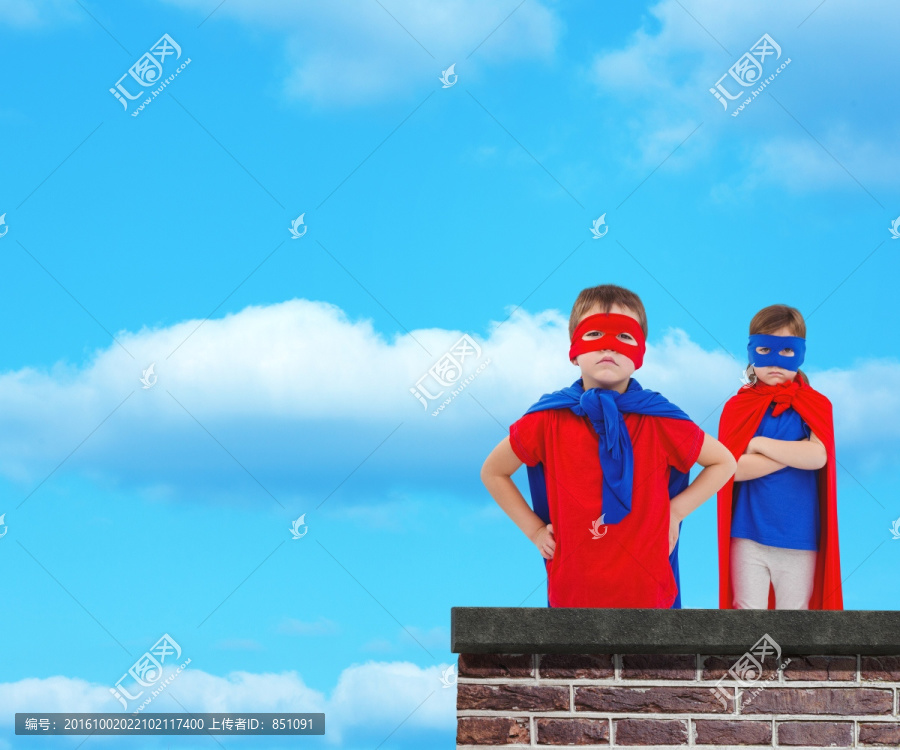 戴面具的孩子假裝超級英雄