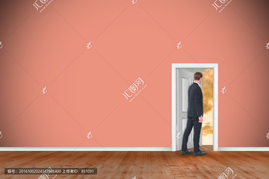 男人打開門的復合形象