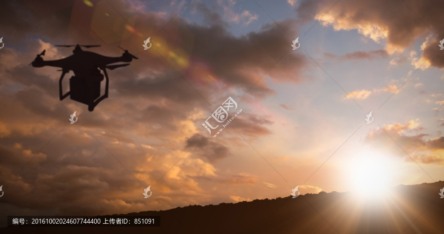 一個帶藍(lán)色立方體的無人機