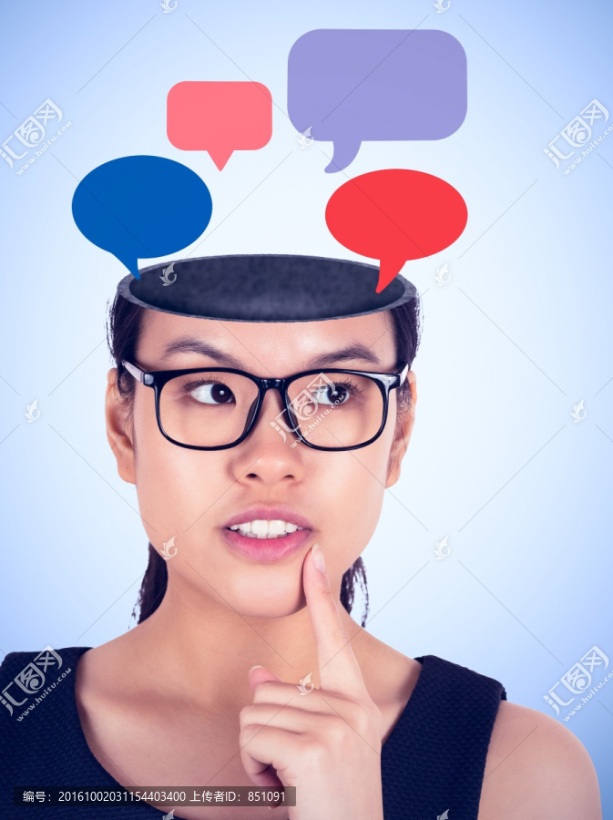 女人戴著眼鏡思考的復合形象