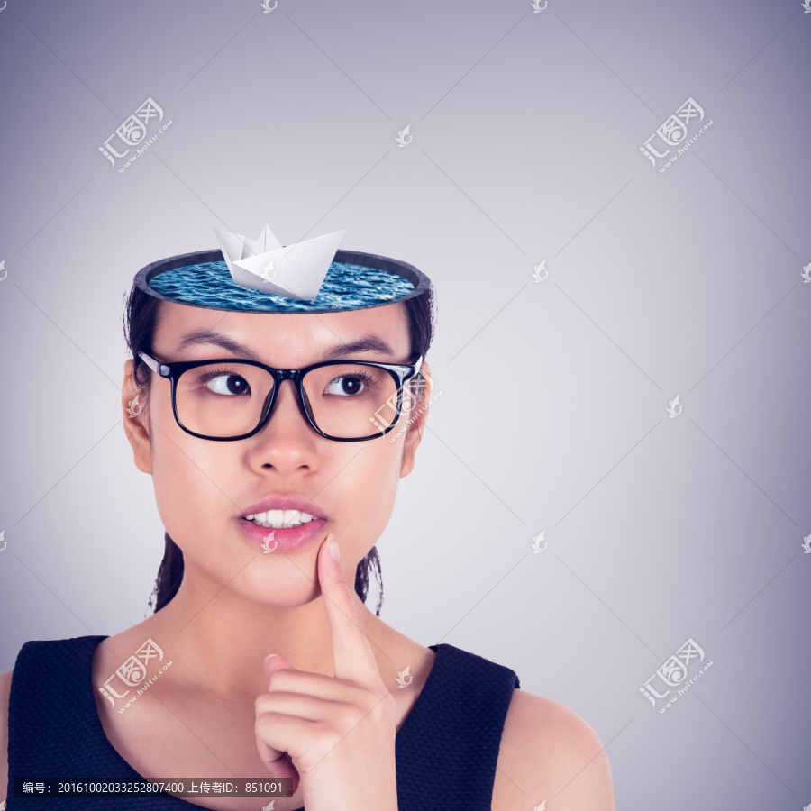 女人戴著眼鏡思考的復合形象