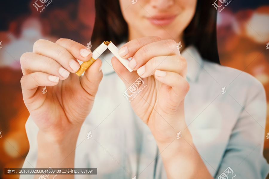 微笑的女人掰煙