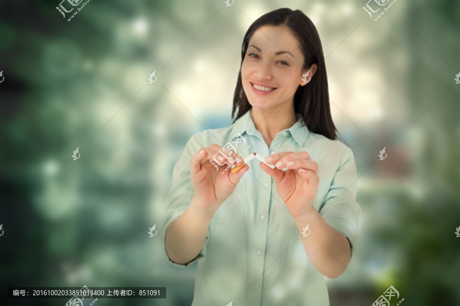 微笑的女人掰煙