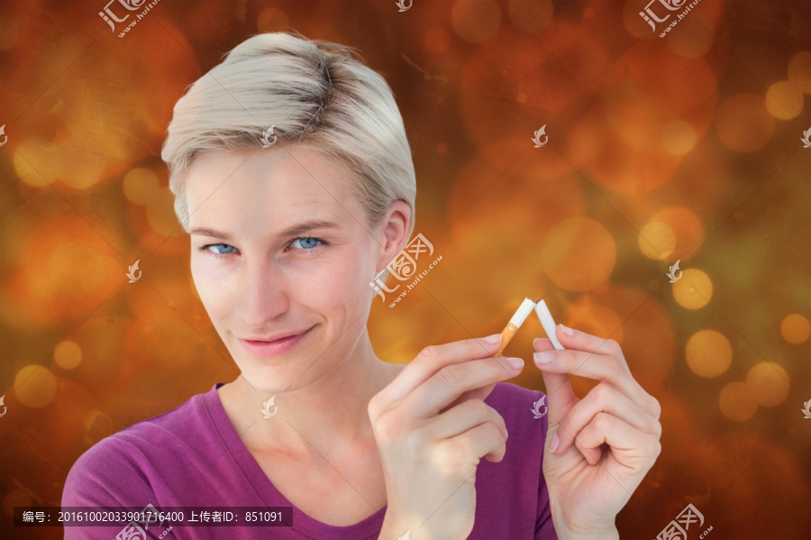 漂亮的金發(fā)碎香煙