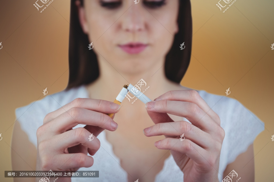 女性掰煙