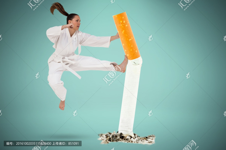 練著武術(shù)的女運(yùn)動(dòng)員