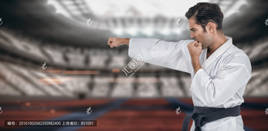 男人練武術(shù)的復(fù)合形象