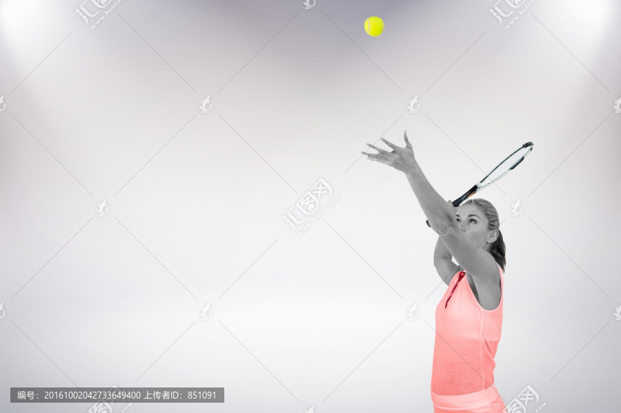 在打网球的女运动员