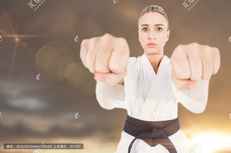 運動員練習柔道的復合形象