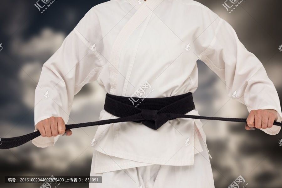 練著武術(shù)的女運(yùn)動(dòng)員