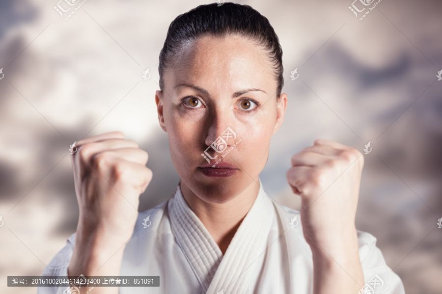 練著武術(shù)的女運(yùn)動(dòng)員