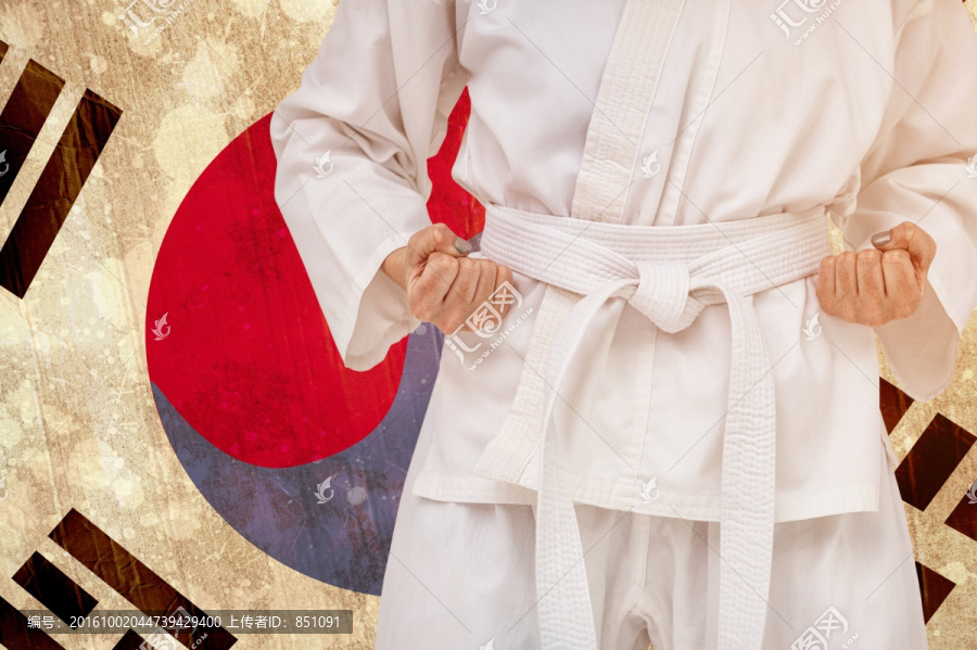 練著武術(shù)的男運(yùn)動(dòng)員