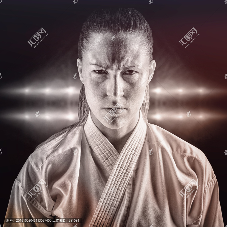 練著武術(shù)的女運(yùn)動(dòng)員