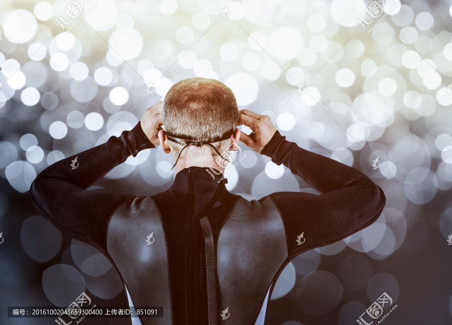 男人穿著泳衣的復(fù)合形象